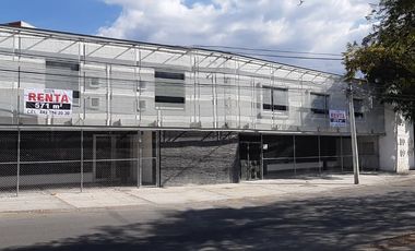 Renta amplio local Comercial entre Blvd. Bernardo Quintana y Prol. Corregidora Norte.