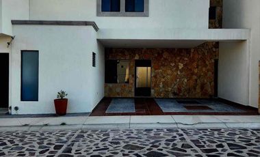 Hermosa Casa en Venta en Residencial privado La Condesa, sobre carretera salida a Celaya a 7 min. de Mega Comercial