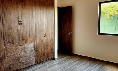 Hermosa Casa en Venta en Residencial privado La Condesa, sobre carretera salida a Celaya a 7 min. de Mega Comercial