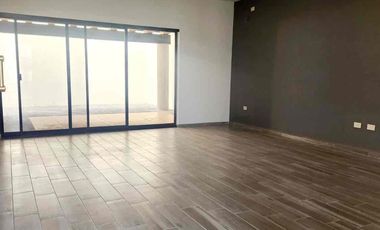 Hermosa Casa en Venta en Residencial privado La Condesa, sobre carretera salida a Celaya a 7 min. de Mega Comercial