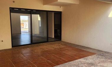Hermosa Casa en Venta en Residencial privado La Condesa, sobre carretera salida a Celaya a 7 min. de Mega Comercial