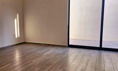 Hermosa Casa en Venta en Residencial privado La Condesa, sobre carretera salida a Celaya a 7 min. de Mega Comercial