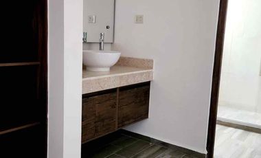 Hermosa Casa en Venta en Residencial privado La Condesa, sobre carretera salida a Celaya a 7 min. de Mega Comercial
