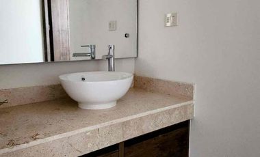 Hermosa Casa en Venta en Residencial privado La Condesa, sobre carretera salida a Celaya a 7 min. de Mega Comercial