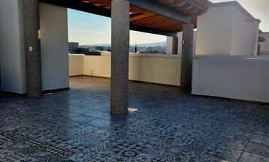 Hermosa Casa en Venta en Residencial privado La Condesa, sobre carretera salida a Celaya a 7 min. de Mega Comercial