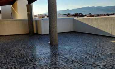Hermosa Casa en Venta en Residencial privado La Condesa, sobre carretera salida a Celaya a 7 min. de Mega Comercial