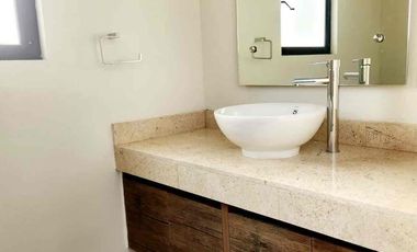 Hermosa Casa en Venta en Residencial privado La Condesa, sobre carretera salida a Celaya a 7 min. de Mega Comercial