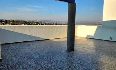 Hermosa Casa en Venta en Residencial privado La Condesa, sobre carretera salida a Celaya a 7 min. de Mega Comercial