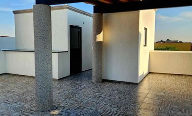 Hermosa Casa en Venta en Residencial privado La Condesa, sobre carretera salida a Celaya a 7 min. de Mega Comercial