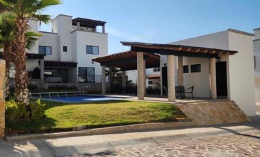 Hermosa Casa en Venta en Residencial privado La Condesa, sobre carretera salida a Celaya a 7 min. de Mega Comercial