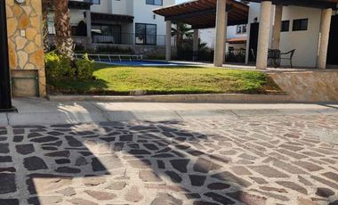 Hermosa Casa en Venta en Residencial privado La Condesa, sobre carretera salida a Celaya a 7 min. de Mega Comercial