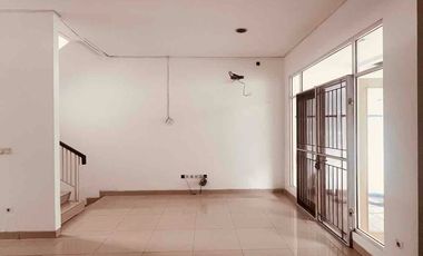 Green Lake City Rumah 2 Lantai Rapi Bagus Jalan Lebar  Bebas Banjir Siap Huni