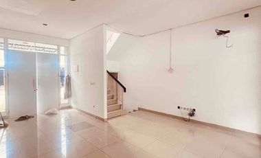 Green Lake City Rumah 2 Lantai Rapi Bagus Jalan Lebar  Bebas Banjir Siap Huni