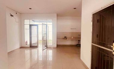 Green Lake City Rumah 2 Lantai Rapi Bagus Jalan Lebar  Bebas Banjir Siap Huni