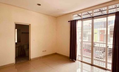 Green Lake City Rumah 2 Lantai Rapi Bagus Jalan Lebar  Bebas Banjir Siap Huni