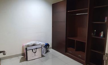 DISEWAKAN RUMAH DENGAN ROOFTOP DAN KITCHEN SET @GOLF LAKE, CENGKARENG