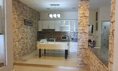 DISEWAKAN RUMAH DENGAN ROOFTOP DAN KITCHEN SET @GOLF LAKE, CENGKARENG