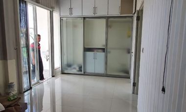 DISEWAKAN RUMAH DENGAN ROOFTOP DAN KITCHEN SET @GOLF LAKE, CENGKARENG