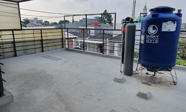 DISEWAKAN RUMAH DENGAN ROOFTOP DAN KITCHEN SET @GOLF LAKE, CENGKARENG