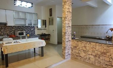 DISEWAKAN RUMAH DENGAN ROOFTOP DAN KITCHEN SET @GOLF LAKE, CENGKARENG