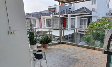 DISEWAKAN RUMAH DENGAN ROOFTOP DAN KITCHEN SET @GOLF LAKE, CENGKARENG