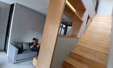 DISEWA RUMAH 2 LANTAI FULL FURNISHED GRAND WISATA BEKASI DEKAT MALL & TOL