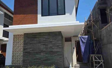 DIJUAL RUMAH SEMI VILLA MODERN MINIMALIS LOKASI IMAM BONJOL