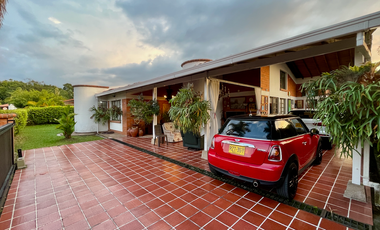 Extraordinaria casa campestre con piscina en un solo nivel en Campiñas de Combia Condominio Campestre. Pereira - Colombia.