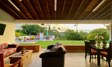 Extraordinaria casa campestre con piscina en un solo nivel en Campiñas de Combia Condominio Campestre. Pereira - Colombia.