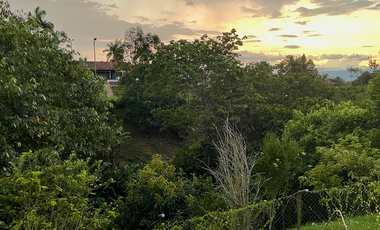 Extraordinaria casa campestre con piscina en un solo nivel en Campiñas de Combia Condominio Campestre. Pereira - Colombia.