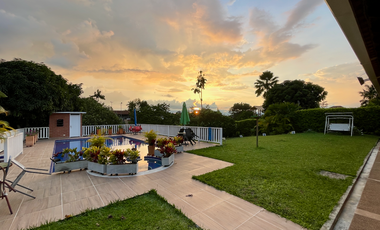 Extraordinaria casa campestre con piscina en un solo nivel en Campiñas de Combia Condominio Campestre. Pereira - Colombia.