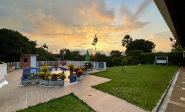 Extraordinaria casa campestre con piscina en un solo nivel en Campiñas de Combia Condominio Campestre. Pereira - Colombia.