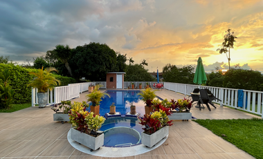 Extraordinaria casa campestre con piscina en un solo nivel en Campiñas de Combia Condominio Campestre. Pereira - Colombia.