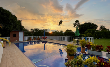Extraordinaria casa campestre con piscina en un solo nivel en Campiñas de Combia Condominio Campestre. Pereira - Colombia.