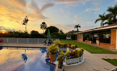 Extraordinaria casa campestre con piscina en un solo nivel en Campiñas de Combia Condominio Campestre. Pereira - Colombia.