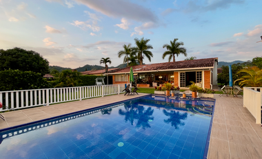 Extraordinaria casa campestre con piscina en un solo nivel en Campiñas de Combia Condominio Campestre. Pereira - Colombia.