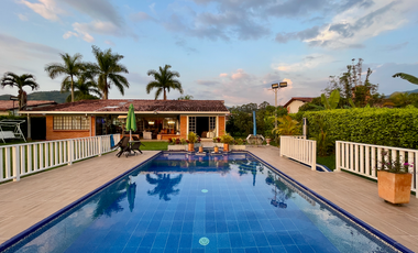 Extraordinaria casa campestre con piscina en un solo nivel en Campiñas de Combia Condominio Campestre. Pereira - Colombia.