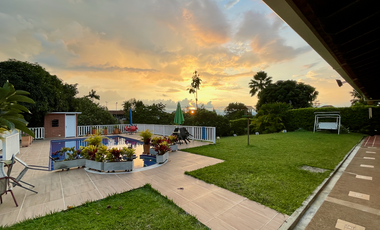 Extraordinaria casa campestre con piscina en un solo nivel en Campiñas de Combia Condominio Campestre. Pereira - Colombia.
