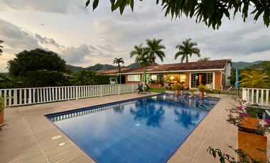 Extraordinaria casa campestre con piscina en un solo nivel en Campiñas de Combia Condominio Campestre. Pereira - Colombia.
