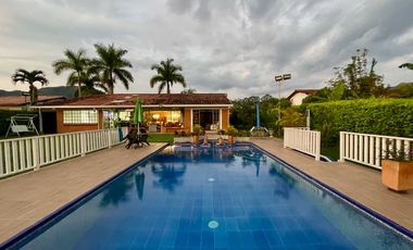 Extraordinaria casa campestre con piscina en un solo nivel en Campiñas de Combia Condominio Campestre. Pereira - Colombia.