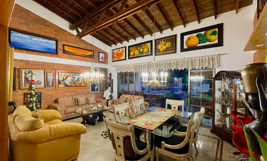 Extraordinaria casa campestre con piscina en un solo nivel en Campiñas de Combia Condominio Campestre. Pereira - Colombia.