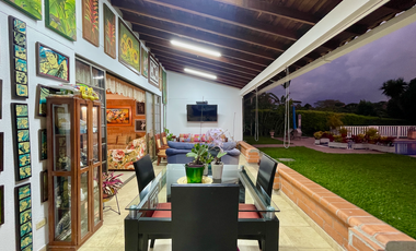 Extraordinaria casa campestre con piscina en un solo nivel en Campiñas de Combia Condominio Campestre. Pereira - Colombia.