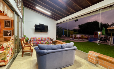 Extraordinaria casa campestre con piscina en un solo nivel en Campiñas de Combia Condominio Campestre. Pereira - Colombia.