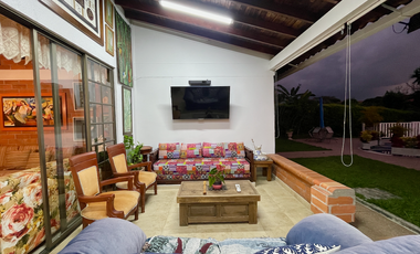 Extraordinaria casa campestre con piscina en un solo nivel en Campiñas de Combia Condominio Campestre. Pereira - Colombia.