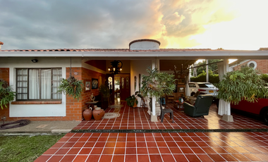 Extraordinaria casa campestre con piscina en un solo nivel en Campiñas de Combia Condominio Campestre. Pereira - Colombia.