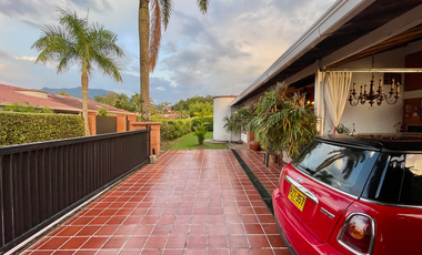 Extraordinaria casa campestre con piscina en un solo nivel en Campiñas de Combia Condominio Campestre. Pereira - Colombia.
