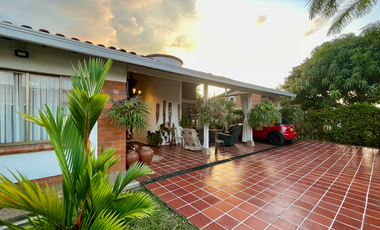 Extraordinaria casa campestre con piscina en un solo nivel en Campiñas de Combia Condominio Campestre. Pereira - Colombia.