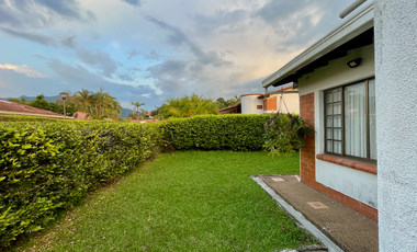 Extraordinaria casa campestre con piscina en un solo nivel en Campiñas de Combia Condominio Campestre. Pereira - Colombia.