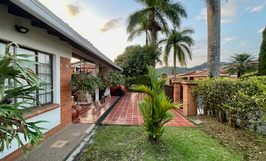 Extraordinaria casa campestre con piscina en un solo nivel en Campiñas de Combia Condominio Campestre. Pereira - Colombia.