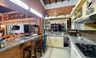 Extraordinaria casa campestre con piscina en un solo nivel en Campiñas de Combia Condominio Campestre. Pereira - Colombia.